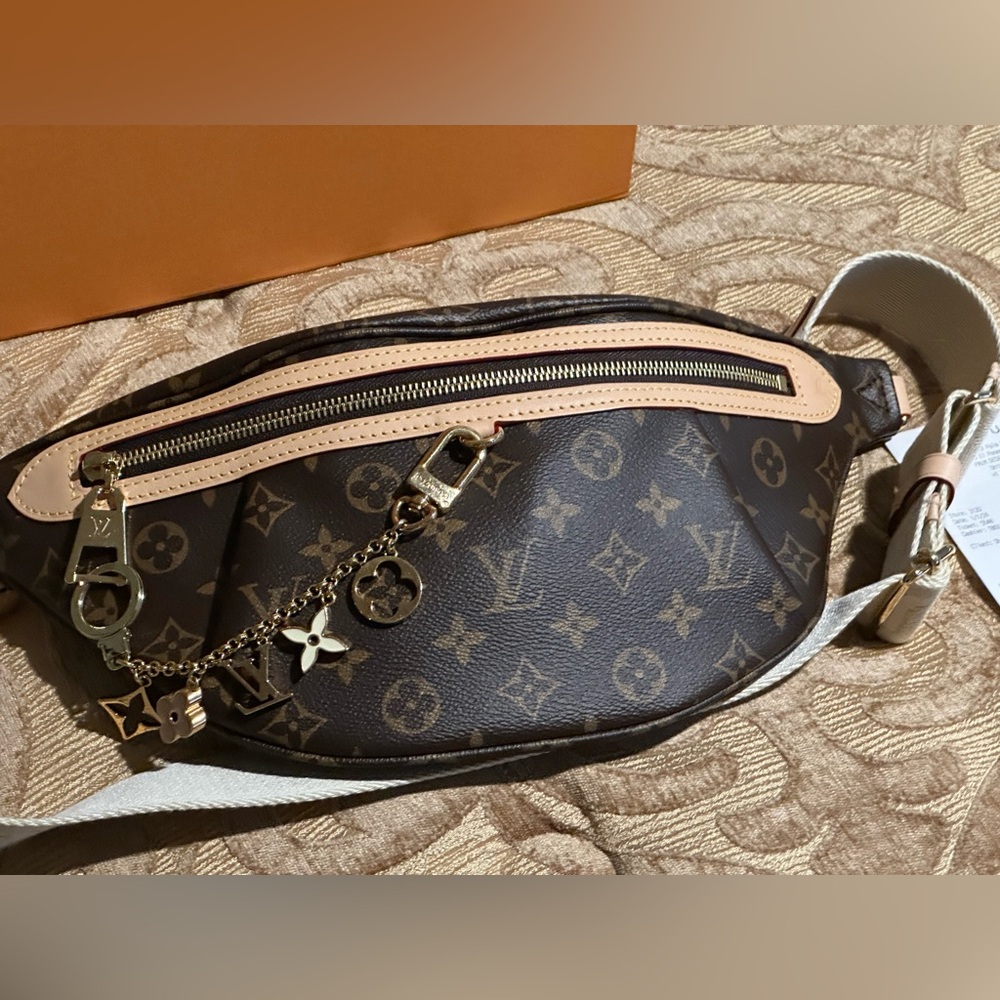Brand new authentic High Rise Messenger. Never worn.